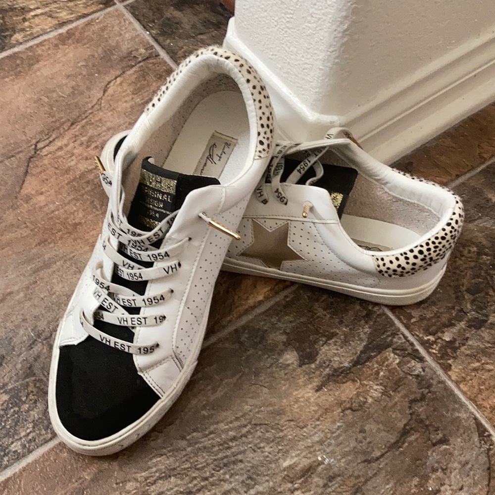 Women’s black and white sneaker
